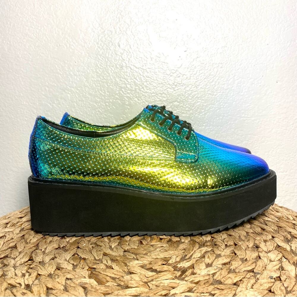 Yes platform scales iridescent holographic space